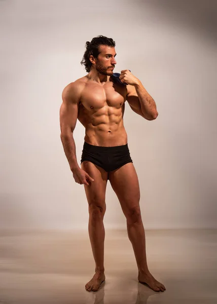 Knappe Mannelijke Bodybuilder Doen Klassieke Oude Standbeeld Pose Weg Kijken — Stockfoto