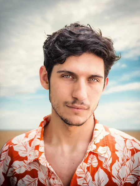 Красивый Молодой Человек Зелеными Глазами Гавайской Рубашке Пляже Смотрит Камеру — стоковое фото