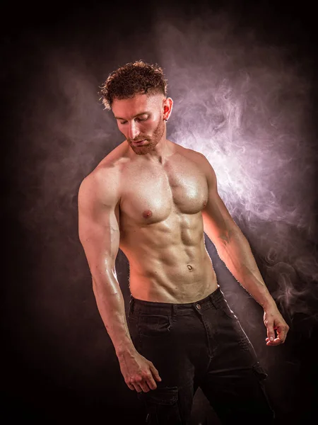 Een Studio Omgeving Een Opvallende Mannelijke Bodybuilder Neemt Schijnwerpers Verlichting — Stockfoto