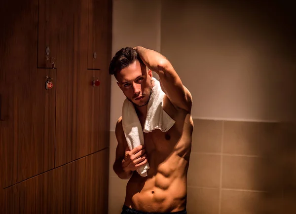 体操更衣室里的无袖肌肉男运动员 肩膀上戴着毛巾 — 图库照片