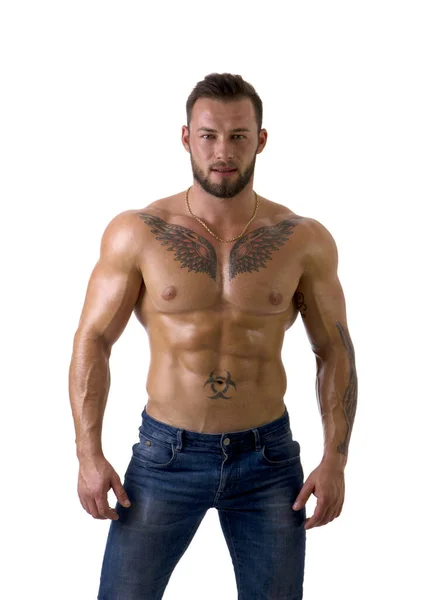 Muskulöser Männlicher Bodybuilder Der Ohne Hemd Vor Der Kamera Steht — Stockfoto