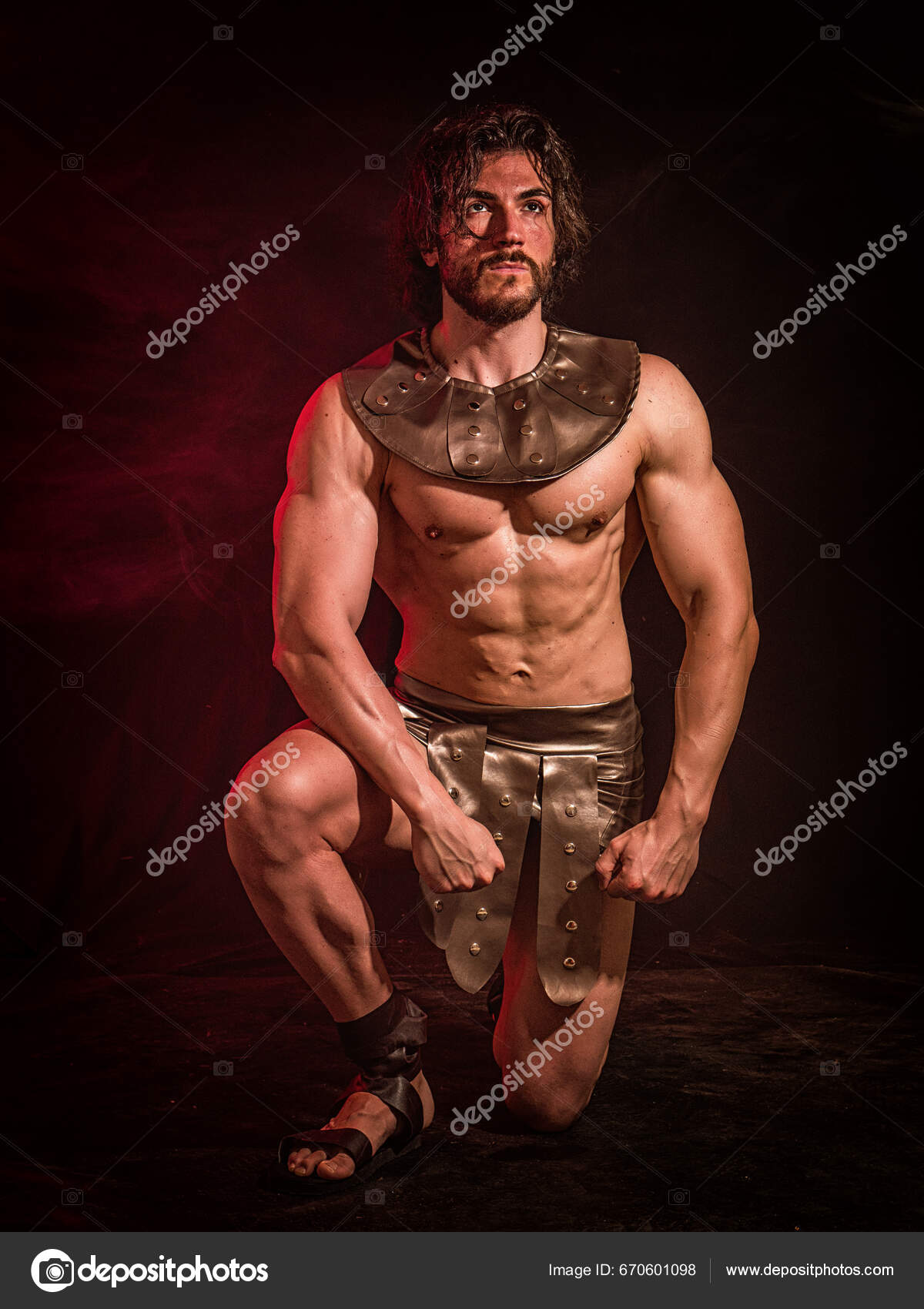 若いハンサムな筋肉男性は スタジオでロマンやスパルタのグラディエーターの衣装でシャツレスを着ています ハンサムでよく建てられた男は  黒い背景に設定されたローマやスパルタのグラディエーターの衣装を着たシャツレスの間 ポーズを打つ — ストック写真 © artofphoto ..., image size:1200x1700