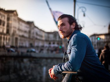 Bankta oturan bir adam Bir su kütlesinin önünde