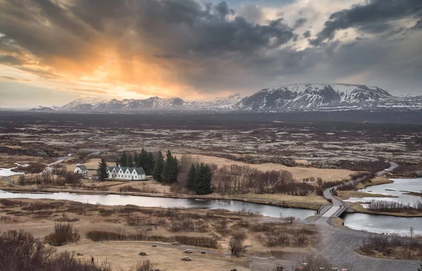 필드의 중간에 아이슬란드 풍경에 — 스톡 사진