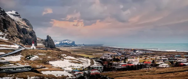 Вид Воздуха Часовню Вершине Холма Над Виком Исландия Посреди Поля — стоковое фото