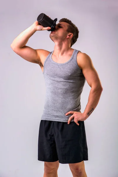 Homem Está Bebendo Uma Garrafa Água Agitador Contendo Batido Proteína — Fotografia de Stock