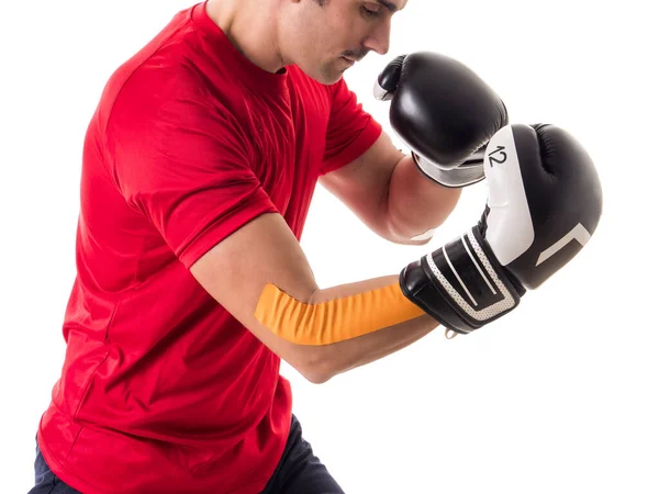 赤シャツと黒と白のボクシンググローブの男 — ストック写真