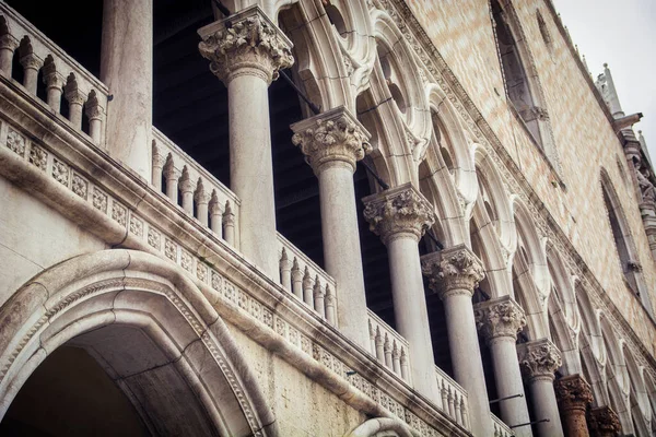 一座有柱子和拱门的旧建筑 意大利威尼斯一座建筑风格惊人的古建筑的照片 — 图库照片
