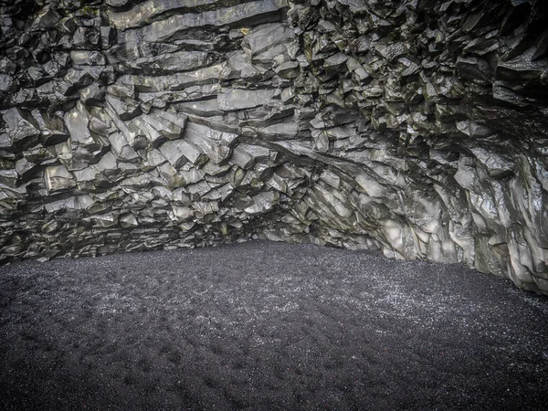 黒い床のある大きな岩の形成 — ストック写真