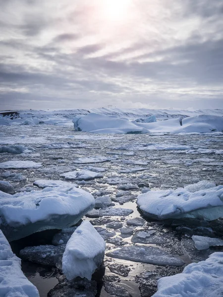 浮在水面上的一组冰山 在冰岛清澈的海水中漂浮着令人震惊的冰山照片 — 图库照片