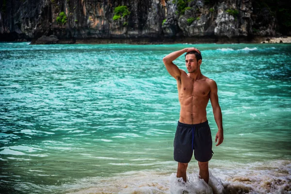 Atrakcyjny Młody Mężczyzna Stojący Plaży Phuket Island Tajlandia Bez Koszulki — Zdjęcie stockowe