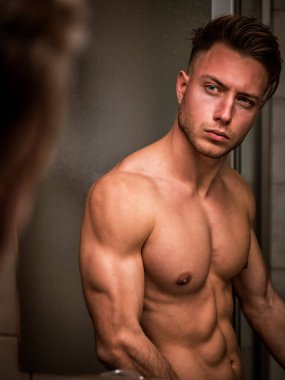 gömleksiz yakışıklı genç adam kendisi de Sabahları banyo aynaya bakıyorum