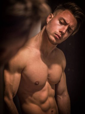 gömleksiz yakışıklı genç adam kendisi de Sabahları banyo aynaya bakıyorum