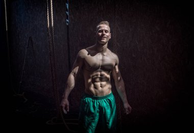 Spor salonunda tebeşir veya magnezyum tozu kullanarak, eller alkışlar ve bulut oluşturma gömleksiz adam