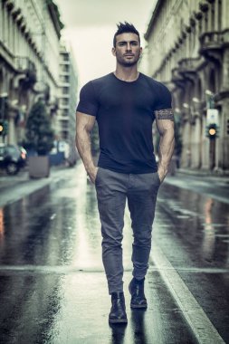 Avrupa şehir merkezinde poz veren yakışıklı, kaslı adam, Torino, İtalya