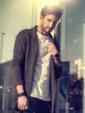 Avrupa 'da şehir merkezinde yakışıklı bir genç adam ayakta duruyor.