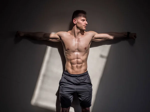 Çekici Üstsüz Şortlu Sarışın Erkek Vücut Geliştirici Kapalı Bir Spor — Stok fotoğraf