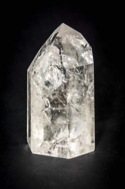 Koyu yüzeyde beyaz kuvars taşının yakın çekim görüntüsü.