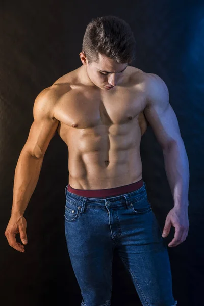 Schöner Junger Muskulöser Mann Ohne Jeans Auf Dunklem Hintergrund Studioaufnahme — Stockfoto