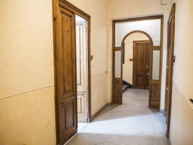 Kapısı ve penceresi olan bir koridor. Kapısı ve penceresi olan bir koridor fotoğrafı.