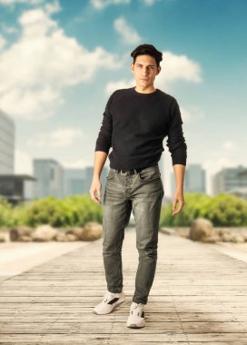 Şehrin önündeki tahta bir geçitte duran bir adam.