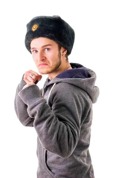 Uomo Con Cappello Russo Posa Con Pugno Alzato Pronto Una — Foto Stock