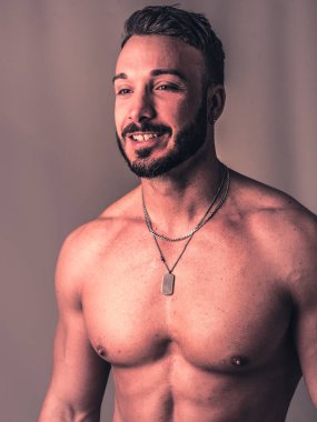 Bir resim için çıplak bir adam poz veriyor.