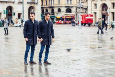 Caddenin ortasında duran iki adam.