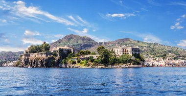 Akdeniz 'in ortasında küçük bir ada var. Sakin sularla çevrili pitoresk bir adanın fotoğrafı.