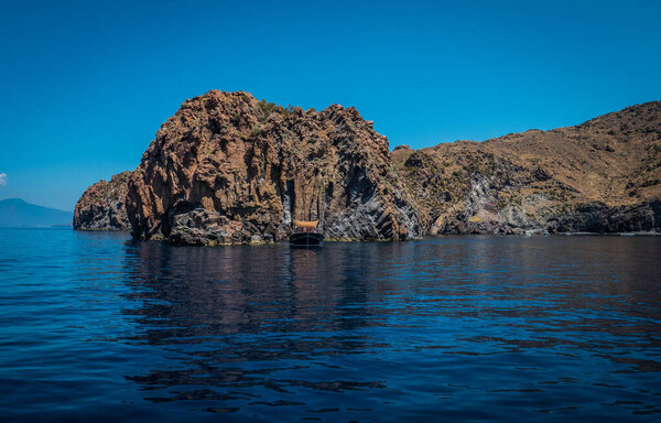 Маленькая лодка посреди водоёма. Фото безмятежной лодки, плавающей в кристально чистых водах Сицилийских Островов
