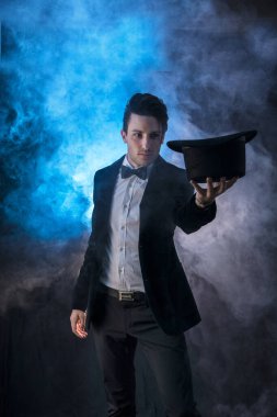 Siyah şapkalı smokinli bir adam.
