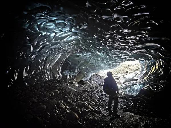 アイスランドの氷の洞窟を探検する男 — ストック写真