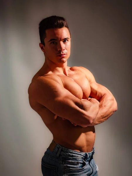 Μύες Κίνηση Captivating Image Attractive Shirtless Male Bodybuilder Ένας Ημίγυμνος Royalty Free Εικόνες Αρχείου