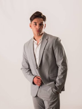 Takım elbiseli ve papyonlu bir adam resim için poz veriyor.