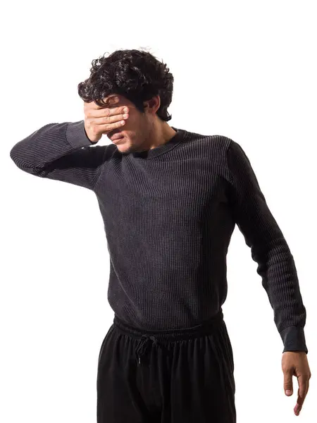 Egy Fiatal Férfi Fekete Pulóvert Fekete Nadrágot Visel Eltakarta Szemét Stock Kép