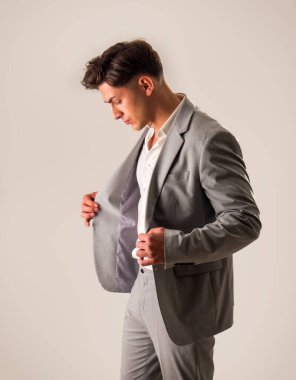 Takım elbiseli ve papyonlu bir adam resim için poz veriyor.