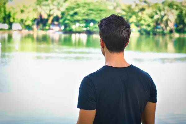 Homme Debout Devant Plan Eau Petit Lac Étang Dans Parc — Photo