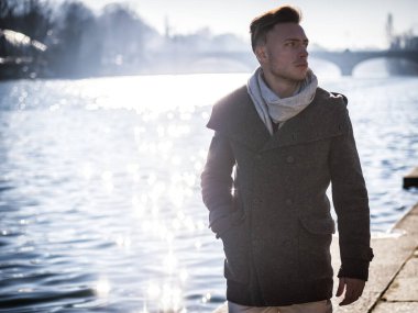 Kentsel Avrupa City, Torino İtalya Po, nehrin soğuk kış günü kurma bir yakışıklı genç adam