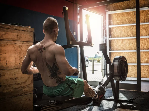 Muscular Jovem Homem Sem Camisa Treinando Volta Equipamento Puxando Cabo Imagem De Stock