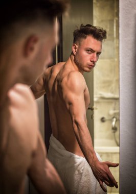 gömleksiz yakışıklı genç adam kendisi de Sabahları banyo aynaya bakıyorum