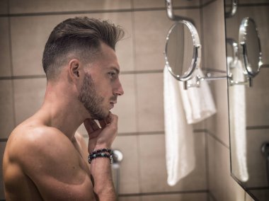 Gömleksiz kas yakışıklı genç adam kendisi de Sabahları banyo aynaya bakıyorum