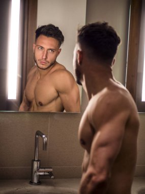 gömleksiz yakışıklı genç adam kendisi de Sabahları banyo aynaya bakıyorum
