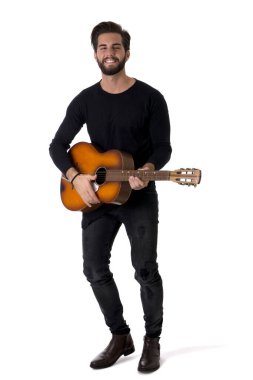Siyah Giyen Genç Adam 'ın Tam Uzun Portresi Stüdyoda Beyaz Arkaplanlı Klasik Gitar Çalıyor