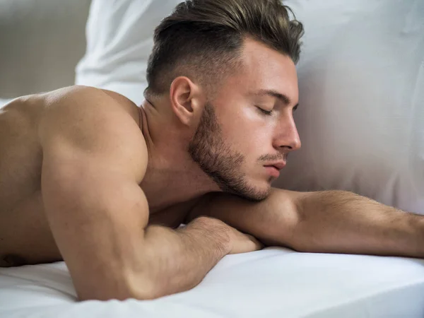Симпатичный Атлетичный Молодой Человек Лежит Ночью Постели Закрытыми Глазами Спит Лицензионные Стоковые Фото