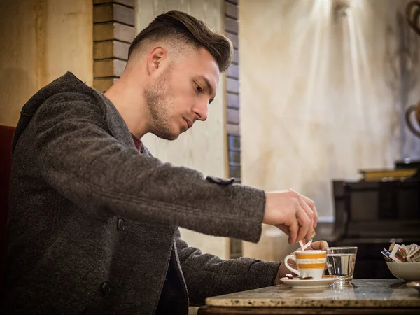 Ελκυστικός Άνθρωπος Πίνοντας Καφέ Ενώ Κάθεται Ένα Μπαρ Στο Τραπέζι Εικόνα Αρχείου
