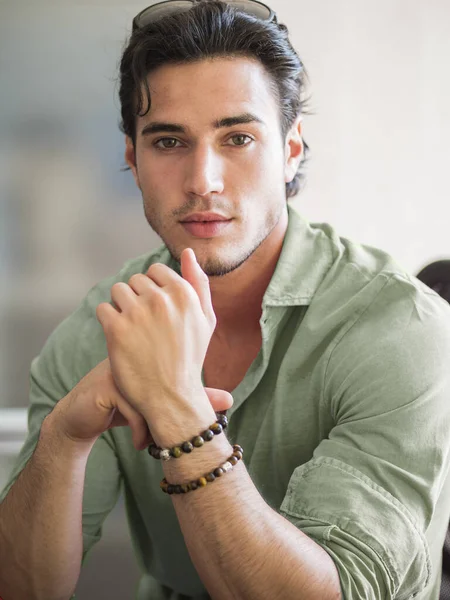 Aantrekkelijke Jongeman Binnen Met Een Hemd Kralen Armbanden Rechtenvrije Stockfoto's