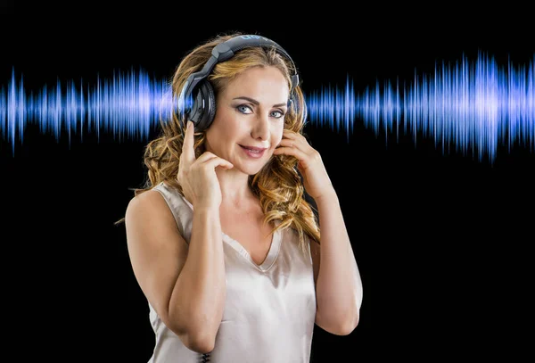 Γοητευτική Γυναίκα Ακούγοντας Μουσική Ακουστικά Μπλε Ηχητικά Κύματα Μαύρο Φόντο Εικόνα Αρχείου