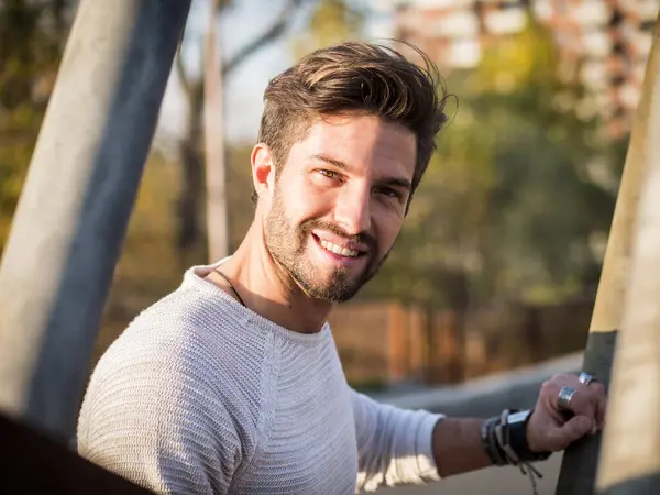 Jeden Pohledný Mladý Muž Městském Prostředí Evropském Městě Stojí Usmívá Stock Snímky