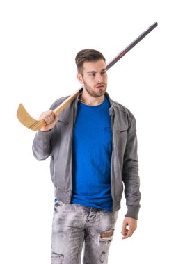 Boynunun arkasında Hokey sopası ile kamera için poz yakışıklı bir adam portresi