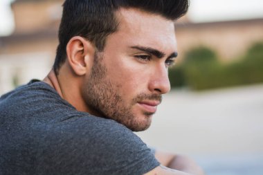 Avrupa şehir merkezinde poz veren yakışıklı, kaslı adam, Torino, İtalya